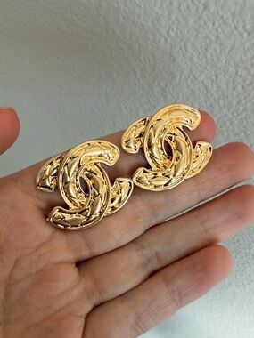 ✨Chanel Vintage Gold Quilted CC Clip-On Earrings✨